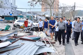 Thủ tướng thị sát tại Quảng Ninh, yêu cầu sớm đưa mọi hoạt động trở lại bình thường sau bão