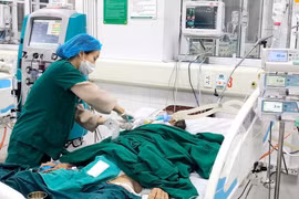 Uống rượu liên tục 10 ngày dịp Tết, người đàn ông ở Hà Nội phải lọc máu, thở máy