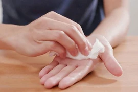 Chữa chứng đổ mồ hôi tay cho cô gái trẻ bằng… phẫu thuật nội soi ngực