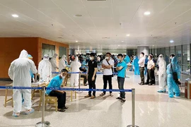 Bốn nhân viên bốc xếp hành lý tại sân bay Tân Sơn Nhất dương tính với Covid-19