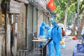 Trưa 24-7 Hà Nội thêm 10 ca Covid-19, một người lây do ở cùng phòng cách ly với ca dương tính