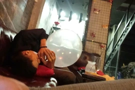 Thanh niên 22 tuổi mắc hoang tưởng vì thường xuyên hít bóng cười