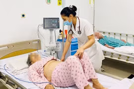 Ăn bánh tẻ mua ở cổng bệnh viện, người phụ nữ ngộ độc nguy kịch, suy đa tạng