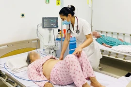 Ăn bánh tẻ mua ở cổng bệnh viện, người phụ nữ ngộ độc nguy kịch, suy đa tạng