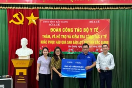 FPT Long Châu điều động nhanh 10 tấn thuốc, phối hợp với các đơn vị hỗ trợ người dân vùng bão lũ