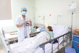 Cô dâu nhập viện vì gài kim vào sau váy cưới để phòng rủi ro trong đêm động phòng