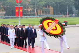 Lãnh đạo Đảng, Nhà nước và các ĐBQH viếng Lăng Chủ tịch Hồ Chí Minh trước kỳ họp Quốc hội