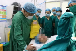 Hy hữu: Lần đầu tiên cứu sống mẹ con thai phụ vỡ tử cung ở tuần 26
