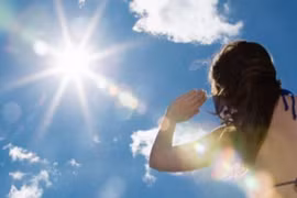 Nắng nóng đỉnh điểm: Bác sĩ khuyến cáo cách xử trí khi trẻ bị say nóng, sốc nhiệt