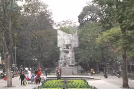 Hàng loạt cửa hàng quần áo, siêu thị Circle K, vườn hoa Hàng Đậu ở Ba Đình liên quan Covid-19