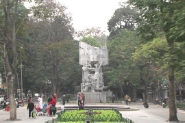 Hàng loạt cửa hàng quần áo, siêu thị Circle K, vườn hoa Hàng Đậu ở Ba Đình liên quan Covid-19