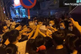 Dân "chen lấn" tiêm vaccine ở Trung Văn, Bí thư Thành ủy Hà Nội yêu cầu làm rõ trách nhiệm