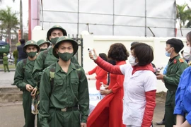 Sáng nay, gần 4.000 thanh niên Thủ đô lên đường nhập ngũ làm nghĩa vụ quân sự