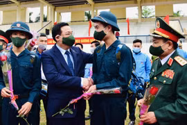 Bí thư Thành ủy Vương Đình Huệ động viên tân binh huyện Đông Anh lên đường nhập ngũ