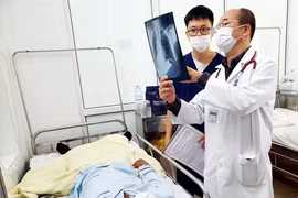 Hai người đàn ông nguy kịch do ăn tiết canh ngan và giết mổ, ăn thịt lợn ốm