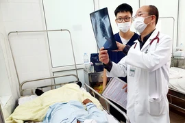 Hai người đàn ông nguy kịch do ăn tiết canh ngan và giết mổ, ăn thịt lợn ốm