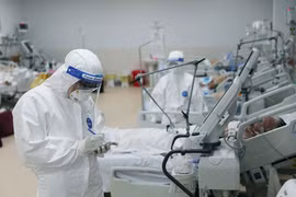 Gần 12.000 người được tiêm vaccine Covid-19 trong ngày mùng 1 Tết, số mắc hôm nay giảm mạnh