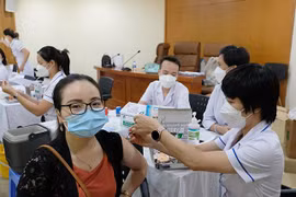 Số mắc Covid-19 tăng nhẹ, nhiều tỉnh, thành phố có tỷ lệ tiêm vaccine nhắc lại thấp tiếp tục bị điểm tên