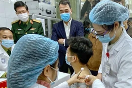 Qua 72 giờ, 3 người đầu tiên tiêm thử nghiệm vaccine Covid-19 có những phản ứng gì?