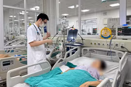 Tiêm khớp vai tại phòng khám tư, người phụ nữ bị sốc nhiễm khuẩn nặng