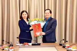 Hà Nội: Trao quyết định nghỉ hưu trước tuổi cho nguyên Bí thư Quận ủy Tây Hồ