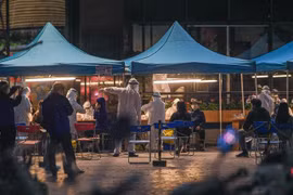 Ca Covid-19 là nhân viên ngân hàng ở Đống Đa: Lấy mẫu xét nghiệm nghìn người trong đêm