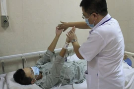 Ăn tiết canh liên hoan công ty, nam thanh niên nhập viện cấp cứu vì co giật, mất ý thức