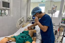 Ăn dồi lợn mua ở chợ, người đàn ông nguy kịch phải cắt bỏ 2 bàn chân và ngón tay