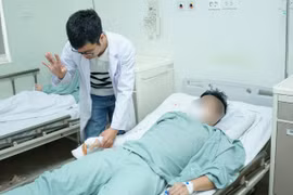 Nam thanh niên ở Hà Nội gãy xương vì chơi vật tay với bạn