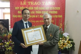 Phó Bí thư Thành ủy Hà Nội trao Huy hiệu 75 năm tuổi đảng cho đồng chí Trần Quang Phương
