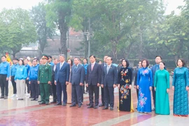 Bí thư Thành ủy Hà Nội Nguyễn Duy Ngọc dâng hoa kỷ niệm 108 năm Cách mạng Tháng Mười Nga