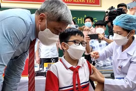Thứ trưởng Bộ Y tế thị sát những mũi tiêm vaccine Covid-19 đầu tiên cho trẻ lớp 6 tại Quảng Ninh