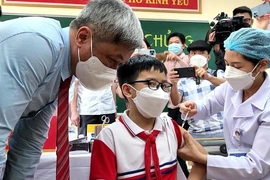 Thứ trưởng Bộ Y tế thị sát những mũi tiêm vaccine Covid-19 đầu tiên cho trẻ lớp 6 tại Quảng Ninh