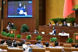 Bộ trưởng Y tế mang theo mẫu thuốc lá điện tử mới vào nghị trường, đề nghị phải cấm ngay