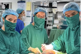 Hy hữu ca sinh đôi ở Hà Nội, một bé còn nguyên trong bọc ối