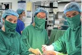 Hy hữu ca sinh đôi ở Hà Nội, một bé còn nguyên trong bọc ối