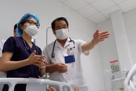 Bác sĩ Nguyễn Trung Cấp nói về bài học Covid-19 ở Ấn Độ, cảnh báo người trẻ không được chủ quan