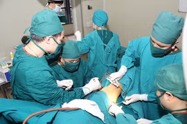 Nam thanh niên bị thanh sắt dài đâm xuyên đùi, nằm qua đêm ở công trường mới được phát hiện