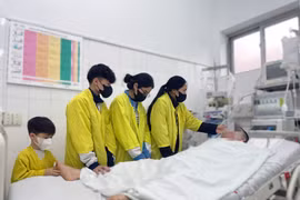 Gạt nước mắt, người vợ trẻ và ba con nhỏ ở Hà Nội chủ động gọi bệnh viện để hiến tạng người thân