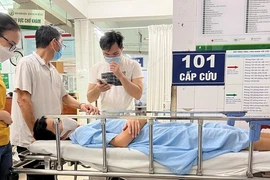 Yêu cầu bác sĩ rút kinh nghiệm vụ bé trai 14 tuổi tai biến nặng sau cắt bao quy đầu