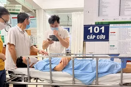 Yêu cầu bác sĩ rút kinh nghiệm vụ bé trai 14 tuổi tai biến nặng sau cắt bao quy đầu