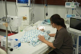 Uống nhầm tinh dầu đuổi muỗi, bé trai 15 tháng tuổi ở Hà Nội nguy kịch