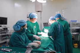 Gần ba giờ phẫu thuật, cứu sống kịp thời nam thanh niên 18 tuổi bị tai nạn nghiêm trọng