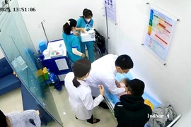 Bé 15 tháng đột ngột co giật, được trung tâm tiêm chủng cấp cứu kịp thời