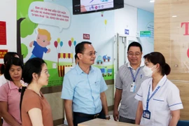 Công đoàn ngành Y tế Hà Nội tặng quà cán bộ, nhân viên có hoàn cảnh khó khăn