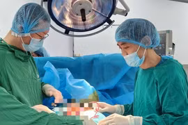 Đến cơ sở xăm thẩm mỹ gắn bi vào vùng kín, nam thanh niên ở Hà Nội nhập viện cấp cứu