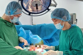 Đến cơ sở xăm thẩm mỹ gắn bi vào vùng kín, nam thanh niên ở Hà Nội nhập viện cấp cứu