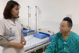 Đang nằm võng, người đàn ông bị cột bê tông đổ vào người suýt tử vong