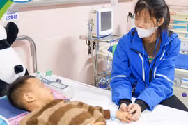 Vừa chạy ra cổng trường lúc tan học, bé trai 6 tuổi bị xe container cán đứt rời cẳng chân