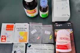 Cháu bé 7 tuổi nguy kịch do bố mẹ tự ý cho uống 11 loại thuốc khác nhau